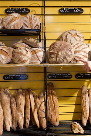 simsearch:632-05992122,k - Pain frais à la vente en boulangerie Photographie de stock - Premium Libres de Droits, Code: 632-05992113