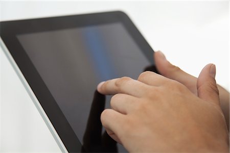 Homme à l'aide de la tablette numérique, recadrée Photographie de stock - Premium Libres de Droits, Code: 632-05992178