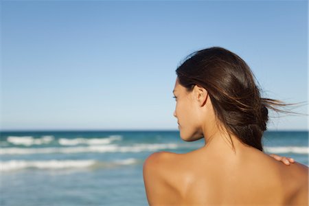 simsearch:632-05760639,k - Femme regardant l'océan, vue arrière Photographie de stock - Premium Libres de Droits, Code: 632-05992187