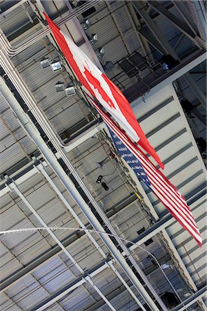 simsearch:700-06752249,k - Amerikanische Flagge und kanadische Flagge hängen nebeneinander, niedrigen Winkel anzeigen Stockbilder - Premium RF Lizenzfrei, Bildnummer: 632-05992197