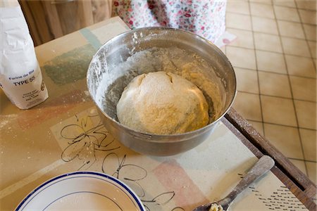 Pastry dough in mixing bowl Stock Photo - Premium Royalty-Free, Code: 632-05992211