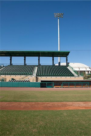 empty bleachers - Stade vide Photographie de stock - Premium Libres de Droits, Code: 632-05992307