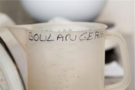 Plastic measuring cup with "boulangerie" hand written on it Stock Photo - Premium Royalty-Free, Code: 632-05992302