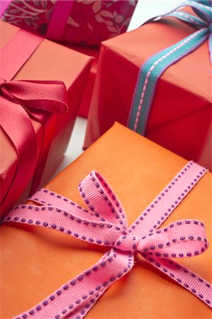 envuelto - Festively wrapped gifts Foto de stock - Sin royalties Premium, Código: 632-05992303