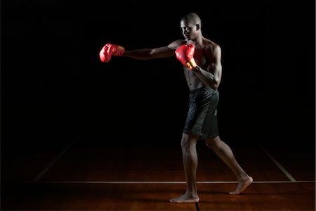 punching - Boxer pratiquant au stade Photographie de stock - Premium Libres de Droits, Code: 632-05992323