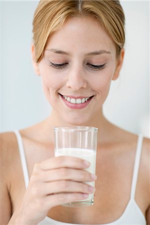 Young woman holding glass of milk Fotografie stock - Premium Royalty-Free, Codice: 632-06029306