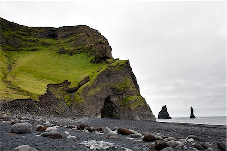 Columnar basalt cave and black sand, Vik Beach, Vik, Iceland Foto de stock - Sin royalties Premium, Código: 632-06029314