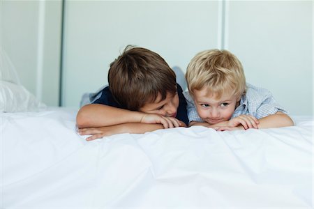 simsearch:614-06974055,k - Jeunes frères couché sur lit côte à côte, têtes reposant sur les bras Photographie de stock - Premium Libres de Droits, Code: 632-06029316