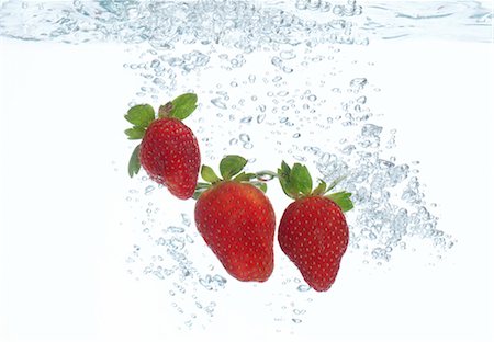 Strawberries submerged in water Foto de stock - Sin royalties Premium, Código: 632-06029323