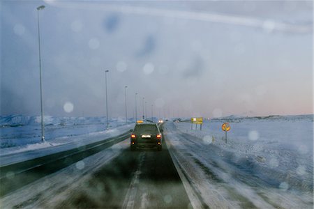 Islande, route de l'aéroport de Keflavik à Reykjavik vu au travers de pare-brise Photographie de stock - Premium Libres de Droits, Code: 632-06029394