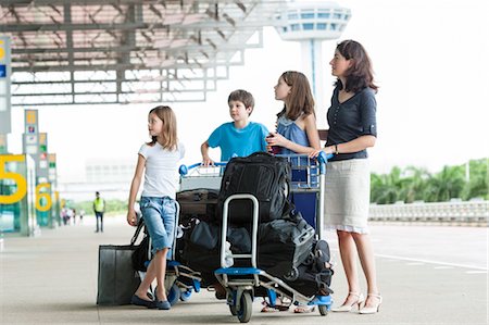 simsearch:6108-06907823,k - Family standing outside of airport with luggage Foto de stock - Royalty Free Premium, Número: 632-06029401