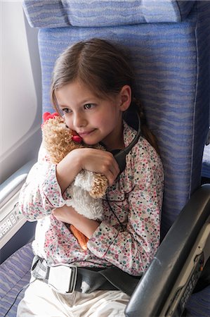 simsearch:6126-08636461,k - Jeune fille tenant un jouet en peluche sur avion, portrait Photographie de stock - Premium Libres de Droits, Code: 632-06029410