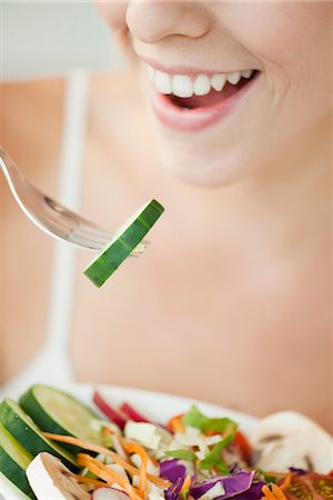 salad on fork - Femme manger salade, recadrée Photographie de stock - Premium Libres de Droits, Code: 632-06029413