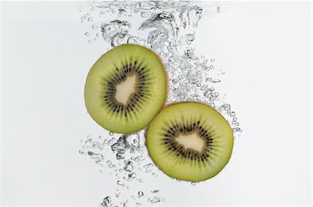 Kiwi halves submerged in water Foto de stock - Sin royalties Premium, Código: 632-06029440