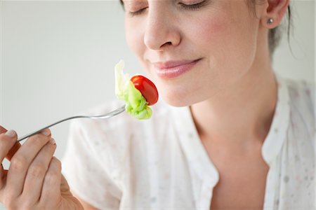 salad on fork - Mid femme jouissant de légumes frais Photographie de stock - Premium Libres de Droits, Code: 632-06029455