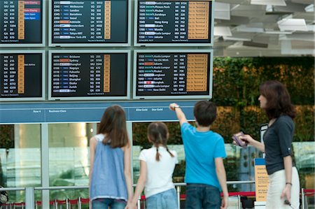 family and vacation and airport - Family looking at arrival departure board, rear view Foto de stock - Sin royalties Premium, Código: 632-06029484