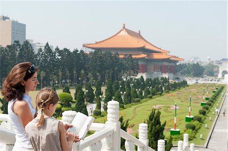 sightseeing - Mutter und Tochter-Lesung-Ratgeber bei Chiang Kai-Shek Memorial Hall, Taipei, Taiwan Stockbilder - Premium RF Lizenzfrei, Bildnummer: 632-06029490