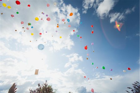 Balloons floating toward sky Foto de stock - Sin royalties Premium, Código: 632-06029524