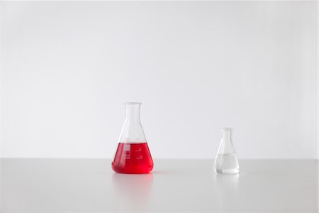 erlenmeyer flask photography - Conical flasks containing liquid Stock Photo - Premium Royalty-Free, Code: 632-06029589