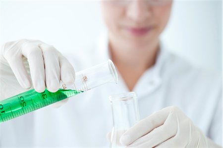 plombage - Scientifique coulée liquide à partir d'un cylindre gradué de tube à essai Photographie de stock - Premium Libres de Droits, Code: 632-06029609