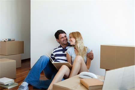 Couple unpacking cardboard boxes in new house Foto de stock - Sin royalties Premium, Código: 632-06029681