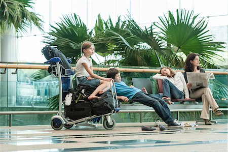 feuille de palmier - Famille en attente au terminal de l'aéroport Photographie de stock - Premium Libres de Droits, Code: 632-06029699