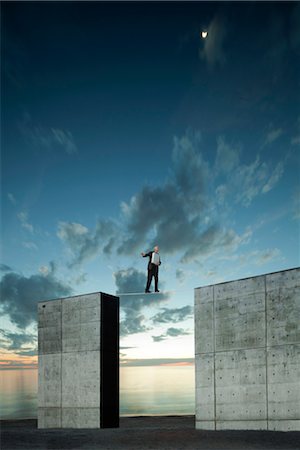 Businessman walking on tightrope Foto de stock - Sin royalties Premium, Código: 632-06029805