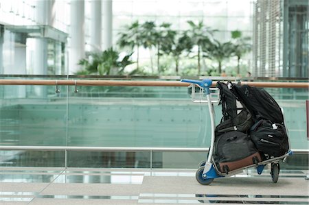 Chariot de bagage avec des bagages à l'aéroport Photographie de stock - Premium Libres de Droits, Code: 632-06029825
