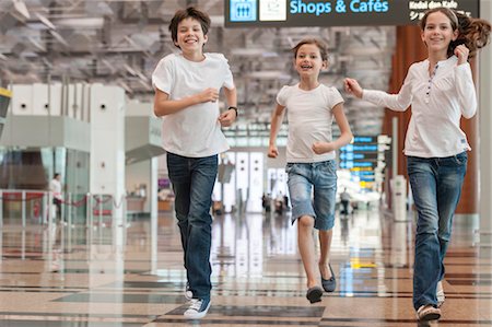 Siblings running in airport Foto de stock - Sin royalties Premium, Código: 632-06029886