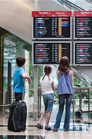 partir en voyage - Enfants regardant Conseil de départ arrivée, vue arrière Photographie de stock - Premium Libres de Droits, Code: 632-06029882