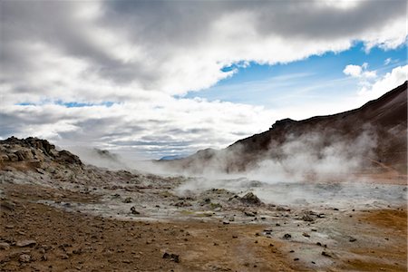 Iceland, Namafjall, fumaroles and mudpots releasing steam and sulfur gas Foto de stock - Royalty Free Premium, Número: 632-06029920