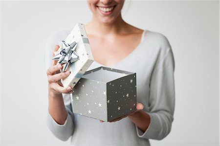 schlaufe - Woman opening gift box, cropped Foto de stock - Sin royalties Premium, Código: 632-06030005