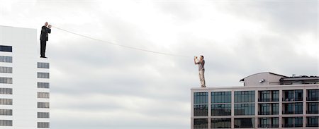 entfremdung - Übergroße Männer stehen auf Dächern, durch Blechdose Telefone miteinander zu reden Stockbilder - Premium RF Lizenzfrei, Bildnummer: 632-06030010