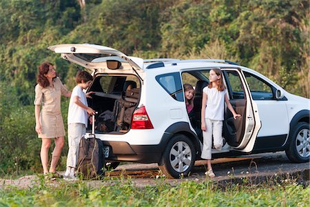 Familie mit Geländewagen erforschen die Natur Stockbilder - Premium RF Lizenzfrei, Bildnummer: 632-06030013