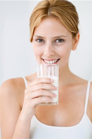 Young woman holding glass of milk Fotografie stock - Premium Royalty-Free, Codice: 632-06030048