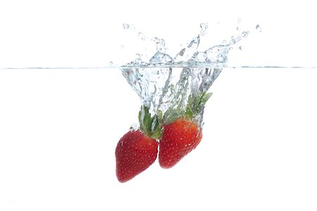 Strawberries splashing into water Foto de stock - Sin royalties Premium, Código: 632-06030051