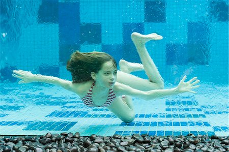 simsearch:632-06030242,k - Girl swimming underwater in swimming pool Foto de stock - Royalty Free Premium, Número: 632-06030111