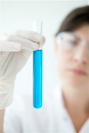 Scientist holding test tube containing blue liquid Foto de stock - Sin royalties Premium, Código: 632-06030270