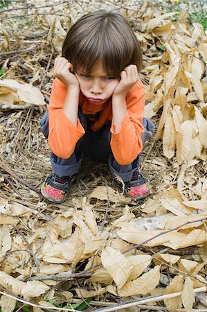 porfiado - Boy sulking outdoors Foto de stock - Sin royalties Premium, Código: 632-06118164