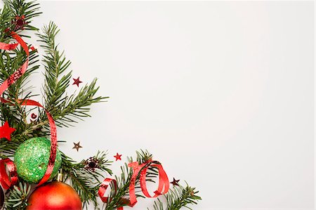 décoration de l'arbre de noël - Décorations de Noël sur fond blanc Photographie de stock - Premium Libres de Droits, Code: 632-06118167
