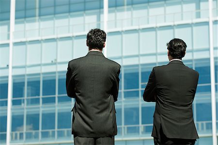 enfoque en primer plano - Executives standing in front of office building, rear view Foto de stock - Sin royalties Premium, Código: 632-06118255