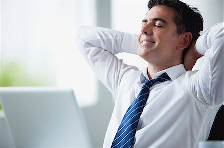 Homme d'affaires relaxant à mains bureau derrière la tête Photographie de stock - Premium Libres de Droits, Code: 632-06118252