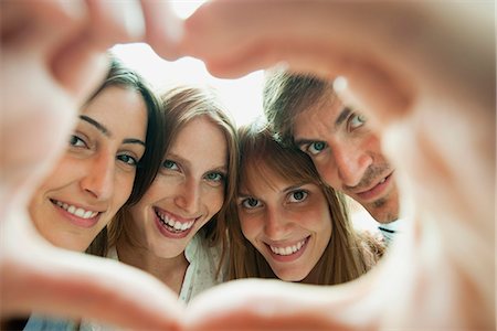 Friends making heart-shaped finger frame, portrait Foto de stock - Sin royalties Premium, Código: 632-06118307