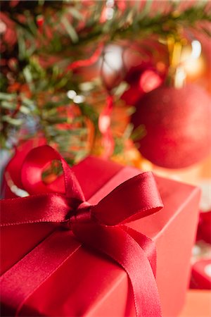 simsearch:614-06718327,k - Christmas gift, close-up Foto de stock - Royalty Free Premium, Número: 632-06118320
