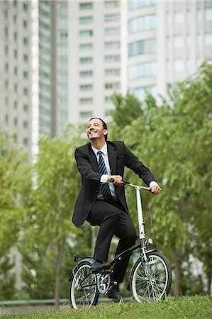 Businessman riding bicycle Foto de stock - Sin royalties Premium, Código: 632-06118347