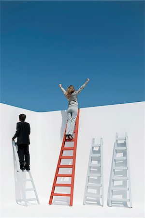 Femme d'affaires permanent en haut de l'échelle, les bras levés dans l'air Photographie de stock - Premium Libres de Droits, Code: 632-06118364