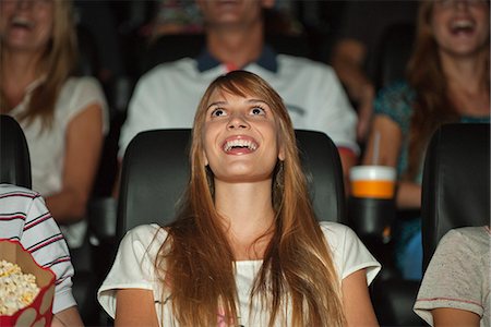 sala de cine - Woman laughing in movie theater Foto de stock - Sin royalties Premium, Código: 632-06118380