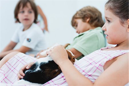Enfants traîner, fille en avant-plan tenir beagle chiot Photographie de stock - Premium Libres de Droits, Code: 632-06118478