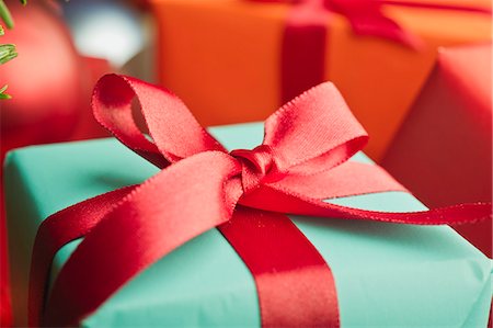 présent - Festively wrapped Christmas gift, close-up Stock Photo - Premium Royalty-Free, Code: 632-06118480