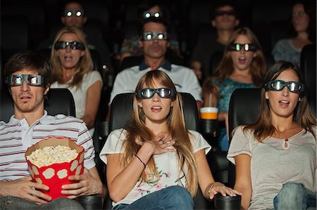 Audience wearing 3-D glasses in movie theater Foto de stock - Sin royalties Premium, Código: 632-06118503